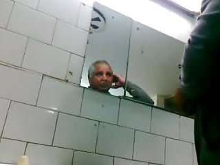 Oudere homem laat zich aftrekken en pijpen no banheiro Openbaar 