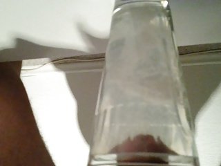 Big Ejaculation dans le verre rempli d'eau