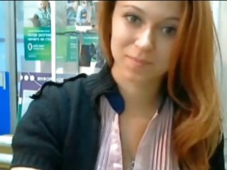 Ruski cam dekle na delovnem mestu