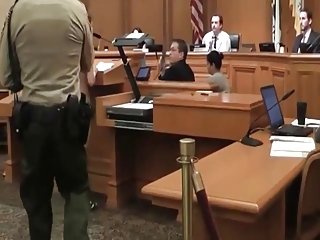 Hippy נודיסטים רצועות כבוי במהלך דיון בבית המשפט