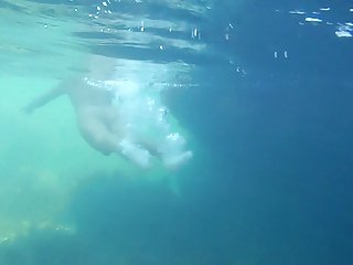 Nudister på Krim i 2011. Underwater girl.1