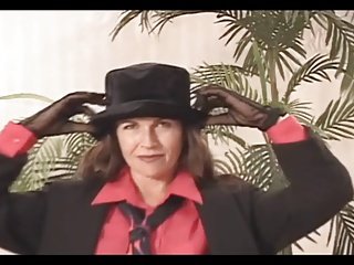 Mature Andie - Sriptease
