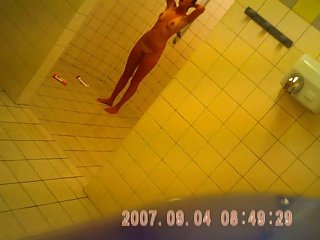 adolescente en la ducha después de hacer deporte escondido sazz cam