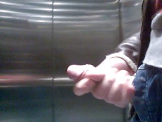 Wanking في المصعد