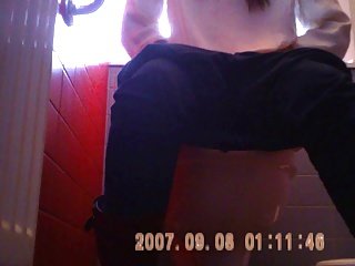 Молодой бритые киски скрытая камера в красных туалета Sazz