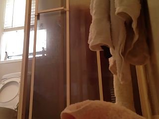 Peeping en la madre de la ducha con la puerta abierta