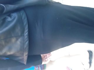 Nizza Thong im schwarzen Kleid