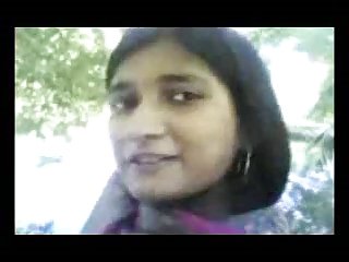 Bangladéšskej dievča ukazuje na priateľa a je požiadavka na park