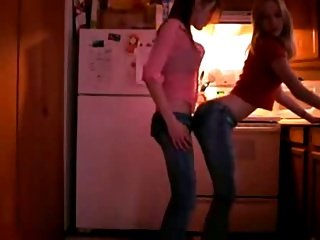 Adolescentes lésbicas Hot Lap Dance e Kiss Each Other