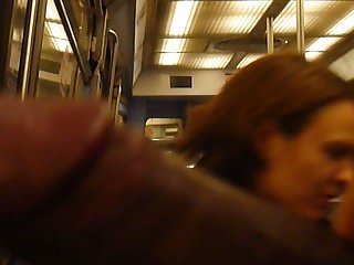 chica parpadeando en metro PARIS humm