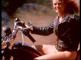 Elvira Streifen und eine Radfahrermädchen