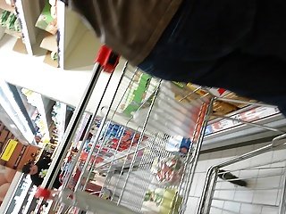 Kuuma nainen Arsch im Supermarktin .