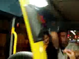 Filles embrassant dans le bus