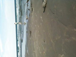 na praia