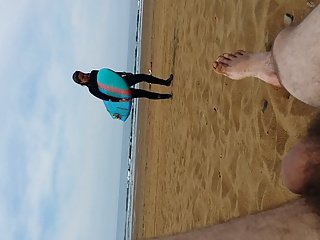 Me, di pantai