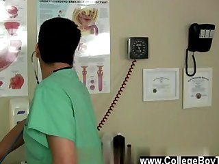 Jovencitos gay que habló con la enfermera y ella