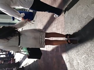 امرأة سمراء مثير في انظر من خلال اللباس الأبيض