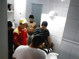 Парни поймали траханье девочки в туалете Паба групповуха !