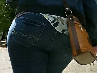 Ehrliche big ass in Blue Jeans