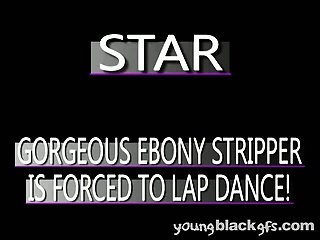 Verbazingwekkende jonge zwarte vriendin in mini rok Star geven