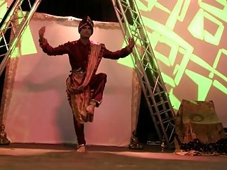 Індійський сексуальний шоу на сцені