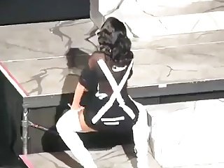 Rihanna papurtydamas didelis juodas grobis scenoje