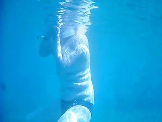 Topless dikke Hete dame onder het water voor voyeurs