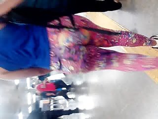 Un culo brasileño caminando en la estación de metro!