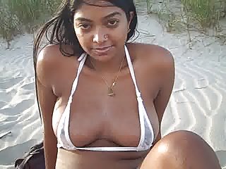 Modello indiano Jennifer in un minuscolo bikini alla spiaggia Non nudo!