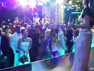 عروس سبزه شیپوری می خورد یک دیک بزرگ در عمومی