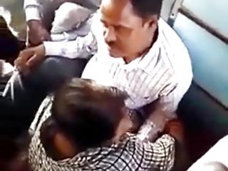 Ινδικό δάχτυλο fuck σε τρένο