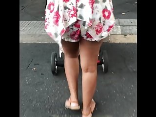 Indio Desi esposa caminando en pantalones cortos pública