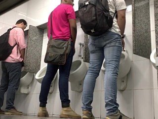 Les gars se branler dans les urinoirs